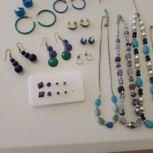 Lot of Costume Jewelry - Blues/Purples/Beads - Picture 14 of 15